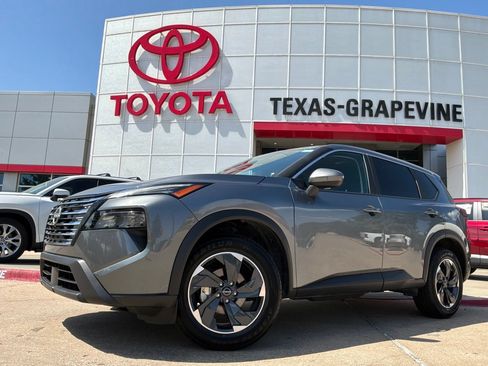 Used 2025 Nissan Rogue SV FWD image 2