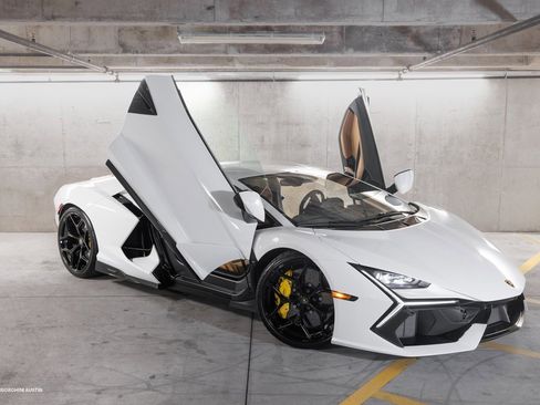 Used 2024 Lamborghini Revuelto image 2