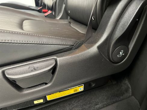 Used 2025 Kia Carnival FWD image 14