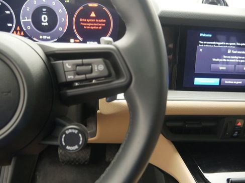 Certified 2025 Porsche Cayenne AWD/4WD image 38