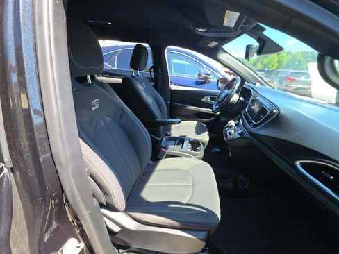 Used 2018 Chrysler Pacifica Touring Plus w/ S Appearance Package FWD image 17