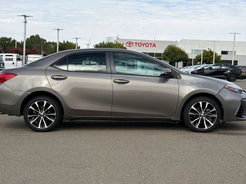 Used 2018 Toyota Corolla SE w/ SE Premium Package FWD image 3