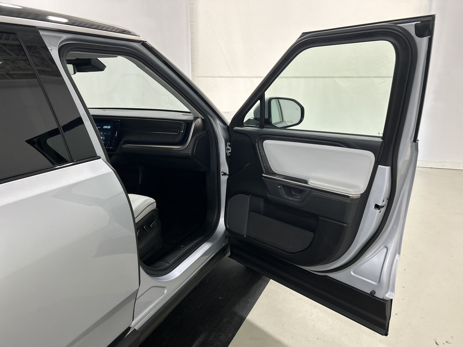 Used 2025 Rivian R1S Adventure Dual AWD/4WD image 18