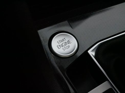 Used 2025 Volkswagen Taos SE image 29