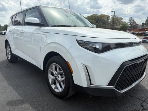 Used 2025 Kia Soul LX FWD image 3