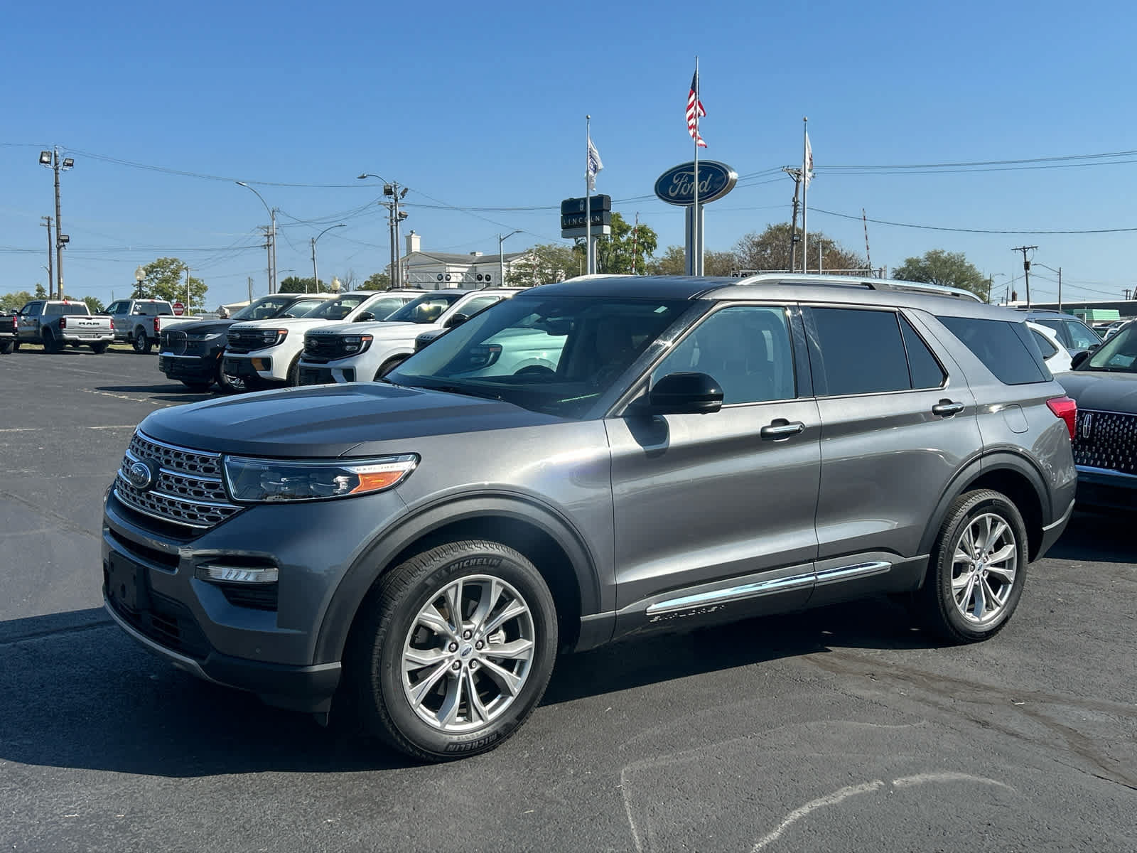 Used 2023 Ford Explorer Limited w/ Equipment Group 301A AWD/4WD image 2