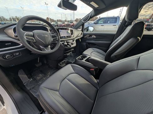 New 2026 Chrysler Pacifica Select image 2