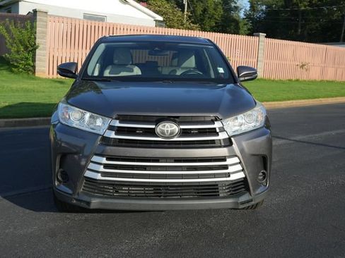 Used 2017 Toyota Highlander LE FWD image 2