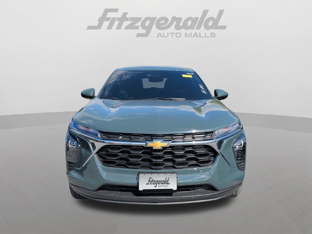 Used 2025 Chevrolet Trax LS w/ LS Convenience Package FWD image 2