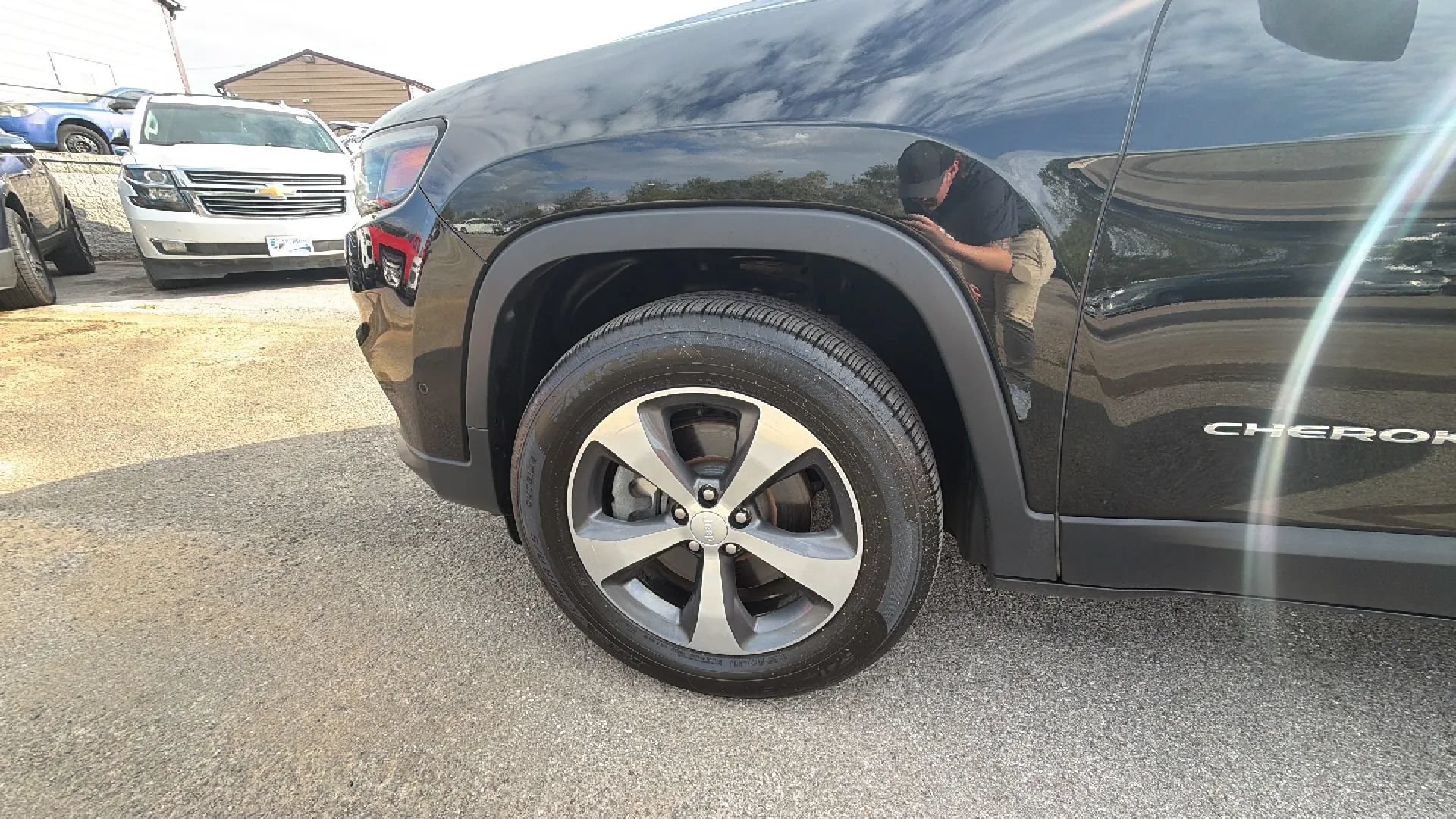 Used 2019 Jeep Cherokee Limited w/ Luxury Group AWD/4WD image 35