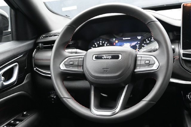 Used 2025 Jeep Compass Trailhawk AWD/4WD image 11