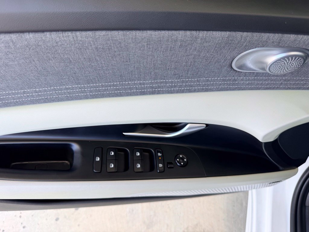 Used 2025 Hyundai Elantra Limited FWD image 12
