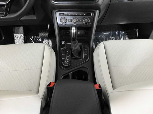 Used 2020 Volkswagen Tiguan SEL AWD/4WD image 17