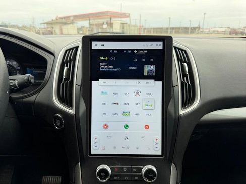 Used 2024 Ford Edge SEL image 11