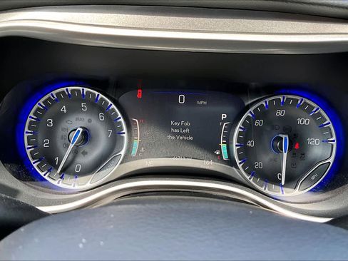 Used 2023 Chrysler Pacifica Touring-L FWD image 22