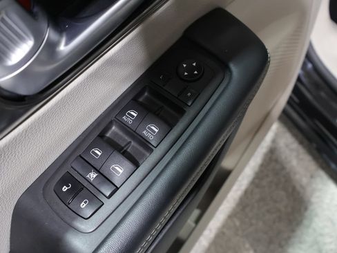 Used 2024 Chrysler Pacifica Touring-L FWD image 13