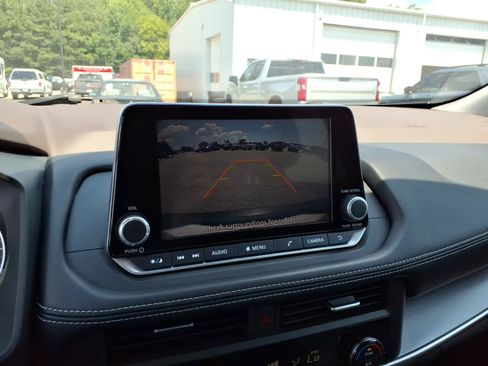 Used 2023 Nissan Rogue SV AWD/4WD image 9