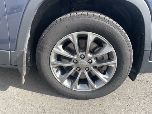 Used 2019 Jeep Cherokee Latitude Plus w/ Comfort/Convenience Group image 29