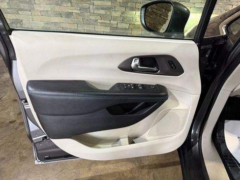 Used 2021 Chrysler Pacifica Touring-L image 11