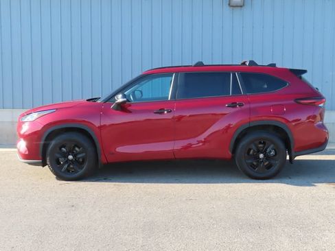 Used 2024 Toyota Highlander LE AWD/4WD image 8