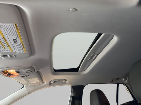 Used 2024 Chevrolet Trax LT w/ Sunroof Package FWD image 28