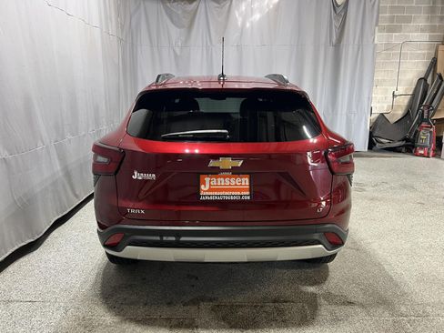 Used 2025 Chevrolet Trax LT FWD image 7