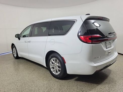 Used 2023 Chrysler Pacifica Touring-L FWD image 7