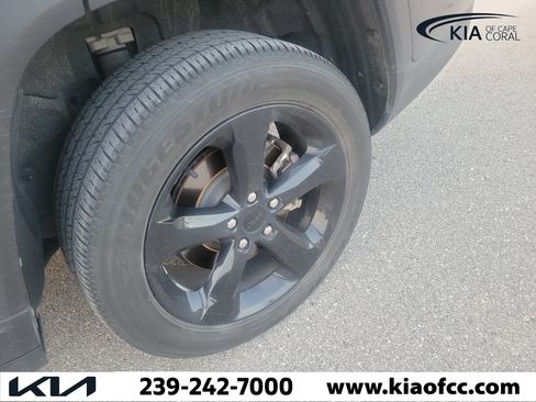 Used 2023 Jeep Grand Cherokee L Laredo AWD/4WD image 9