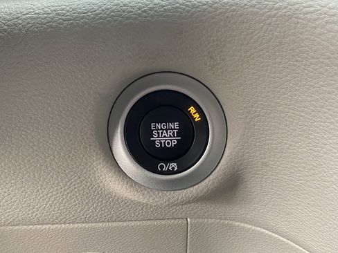 Used 2024 Chrysler Pacifica Select image 24