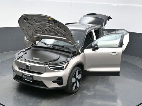 Used 2023 Volvo XC40 Recharge Ultimate image 38