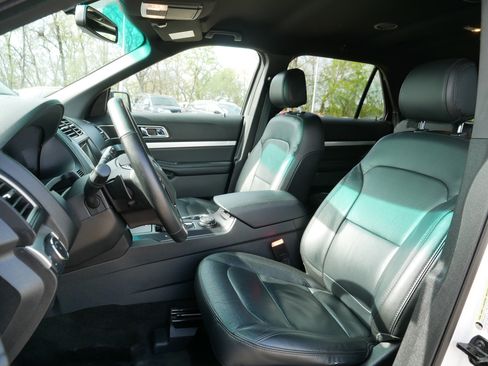 Used 2017 Ford Explorer XLT w/ Equipment Group 202A AWD/4WD image 34