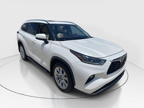 Used 2020 Toyota Highlander Limited FWD image 1