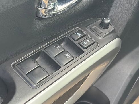 Used 2019 Nissan Titan SV w/ SV Convenience Package AWD/4WD image 16