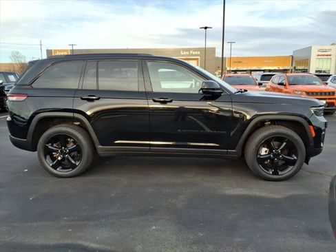 Used 2023 Jeep Grand Cherokee Limited w/ Black Appearance Package image 27