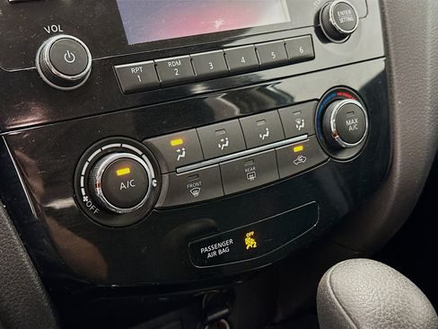 Used 2016 Nissan Rogue S AWD/4WD image 23