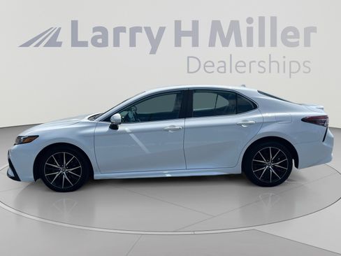 Used 2023 Toyota Camry SE FWD image 2