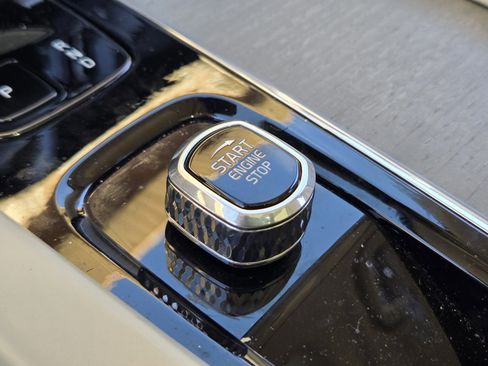 Used 2024 Volvo XC60 B5 Plus w/ Protection Package Premier image 29