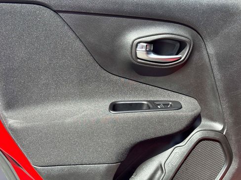 Used 2021 Jeep Renegade Latitude FWD image 12