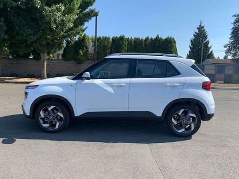 New 2025 Hyundai Venue SEL image 2