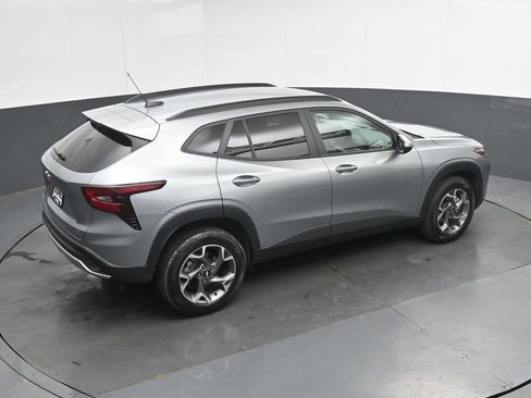 Used 2025 Chevrolet Trax LT FWD image 29