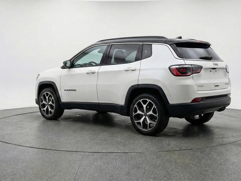 Used 2025 Jeep Compass Limited AWD/4WD image 5