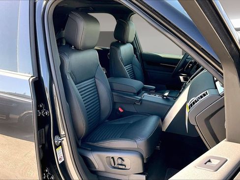 New 2026 Land Rover Discovery S AWD/4WD image 12