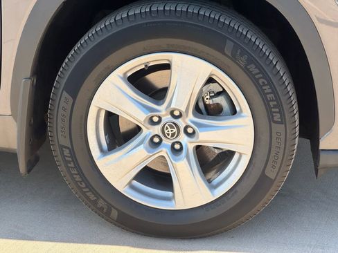 Used 2023 Toyota Highlander LE image 10