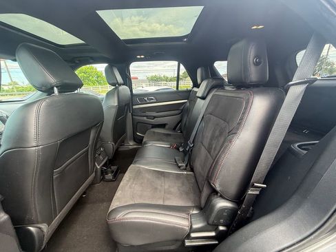 Used 2018 Ford Explorer XLT w/ Equipment Group 202A AWD/4WD image 19