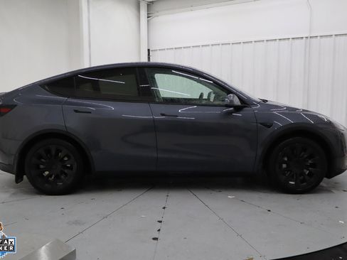 Used 2023 Tesla Model Y 2WD image 2