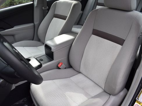 Used 2014 Toyota Camry LE image 7