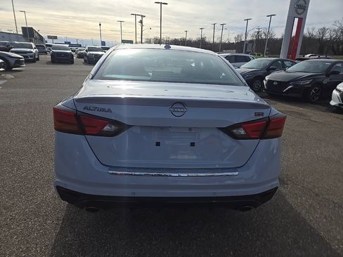 Used 2023 Nissan Altima 2.5 SR w/ SR Premium Package image 6