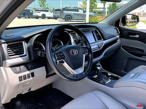 Used 2017 Toyota Highlander XLE AWD/4WD image 16