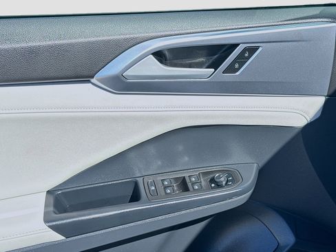 Used 2025 Volkswagen Taos SE image 18