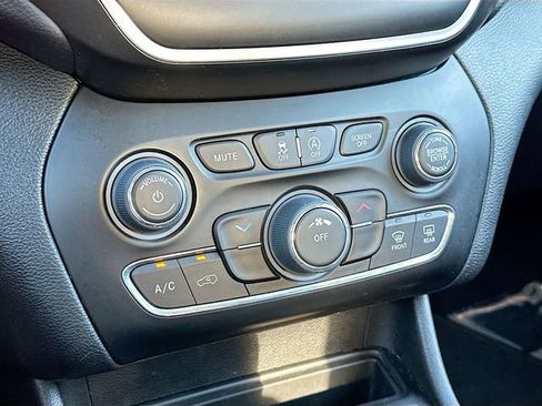 Used 2021 Jeep Cherokee Latitude Plus image 15